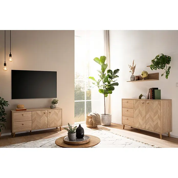 Schildmeyer Visby Sideboard - L x B x H: 33 x 109 x 73,9 cm, Eiche, Anzahl Schubladen: 3 Stk., Anzahl Türen: 2 Stk. - Zwei helle Holzschränke mit Chevron-Muster in einem modernen Wohnzimmer.