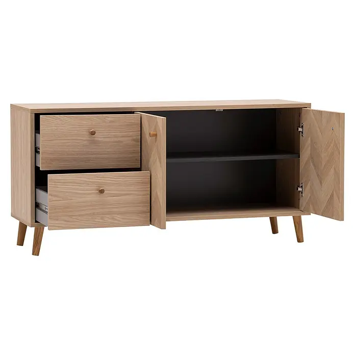 Schildmeyer Visby Lowboard - L x B x H: 33 x 109 x 54,1 cm, Eiche - Helles Eichenholz-Sideboard mit zwei offenen Schubladen und offenem Schrankfach, dunklem Innenraum, Fischgrätmuster an der Tür und konischen Beinen.