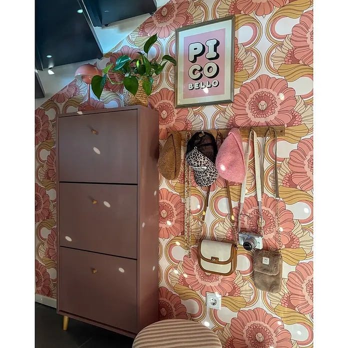 Schildmeyer Bjarne Schuhschrank - L x B x H: 19,5 x 59,8 x 131 cm, Mauve, Anzahl Fächer: 3 Stk. - Staubrosa Schuhschrank mit drei Schubladen und Goldknöpfen, vor Blumenmuster-Tapete.