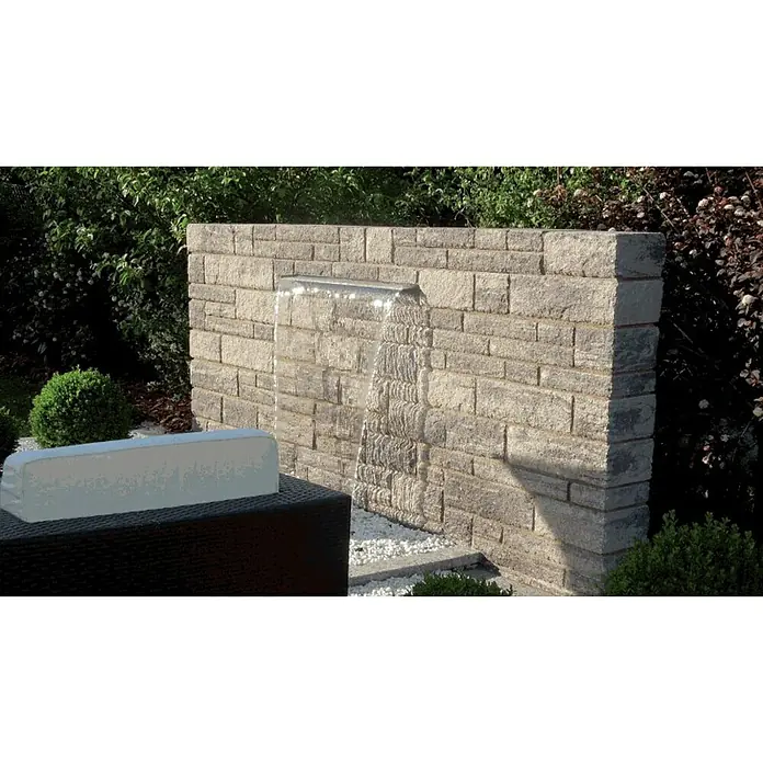 Heissner Einbau-Wasserfall W483 - 30 x 18 cm, Edelstahl - Gartenbrunnen mit Wasserfall an einer Steinmauer im Freien. Ein moderner Akzent für jeden Garten.