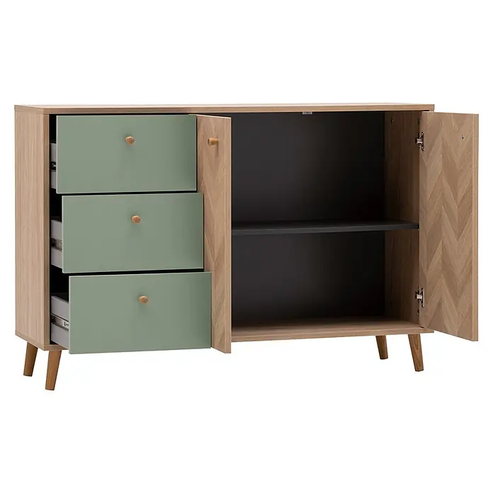 Schildmeyer Visby Sideboard - L x B x H: 33 x 109 x 73,9 cm, Pistazie, Anzahl Schubladen: 3 Stk., Anzahl Türen: 2 Stk. - Heller Holzschrank mit drei salbeigrünen Schubladen und einem Schrankteil mit Regal und offener Tür im Fischgrätmuster.