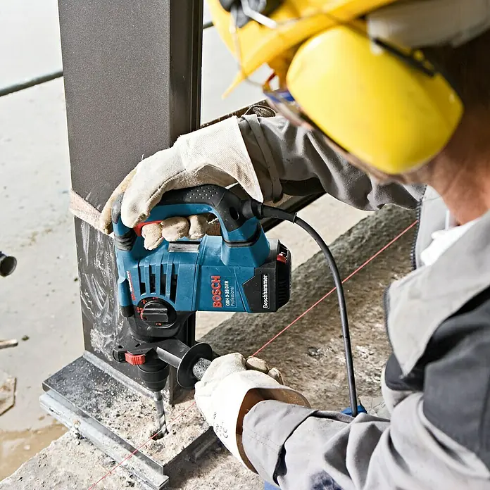 Bosch Professional Bohrhammer GBH 3-28 DFR - 800 W, 3,1 J, SDS-Plus-Aufnahme - Der Boschhammer GBH 3-28 DFR Professional beim Bohren in Metall. Professionelles Werkzeug für präzise Bohrarbeiten in harten Materialien.