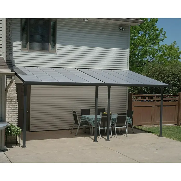 Solid Elements Terrassenüberdachung Martina - B x T: 610 x 300 cm, Anthrazitgrau, Polycarbonat, Transparent - Bild einer Terrassenüberdachung mit Tisch und Stühlen darunter, ideal für Mahlzeiten im Freien.