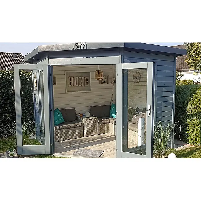 Fjordholz Gartenhaus Abbie 28 - Außenmaß inkl. Dachüberstand (B x T): 280 x 280 cm, Holz, Naturbelassen - Graublaue Gartenlounge aus Holz mit geöffneten Glastüren, die bequeme Sitzgelegenheiten im Inneren in einem Garten zeigt.