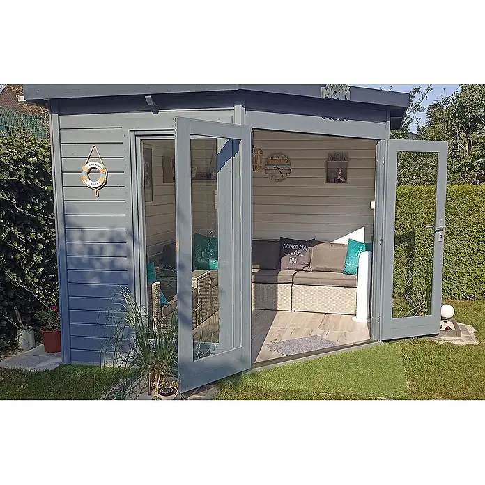 Fjordholz Gartenhaus Abbie 28 - Außenmaß inkl. Dachüberstand (B x T): 280 x 280 cm, Holz, Naturbelassen - Graues Holzgartenhaus mit offenen Glastüren, das einen gemütlichen Innenraum mit Sitzgelegenheiten zeigt.