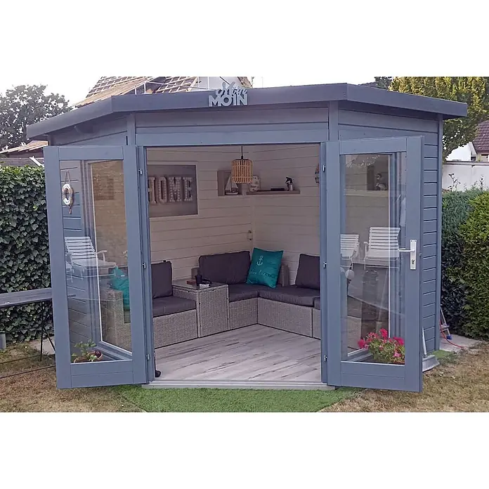 Fjordholz Gartenhaus Abbie 28 - Außenmaß inkl. Dachüberstand (B x T): 280 x 280 cm, Holz, Naturbelassen - Grau-blaues Gartenhaus aus Holz mit offenen Glastüren, als gemütliche Outdoor-Lounge eingerichtet.