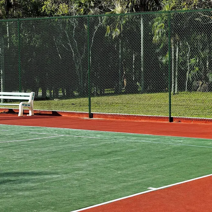 Floordirekt Maschendrahtzaun - 15 x 1 m, Grün - Tennisplatz mit grünem Maschendrahtzaun und einer weißen Bank.