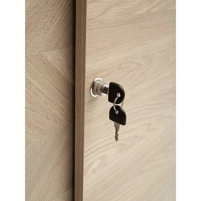 Schildmeyer Arezzo Schiebetür Schrank - L x B x H: 38,2 x 80,1 x 150 cm, Eiche/Fischgräte - Zwei Schlüssel mit schwarzem Kopf in einem silbernen Zylinderschloss einer hellen Holztür oder eines Schranks.