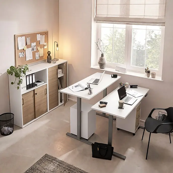 Schildmeyer Metz Rollcontainer - L x B x H: 39,1 x 32,6 x 59,7 cm, Weiß/Canello, Anzahl Schubladen: 3 Stk. - Modernes Home-Office mit zwei weißen höhenverstellbaren Schreibtischen und einem Holzschrank, das einen effizienten Arbeitsplatz schafft.