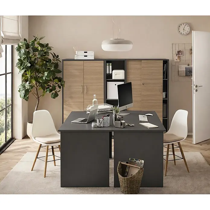 Schildmeyer Metz Schiebetür Schrank - L x B x H: 38,2 x 80,1 x 150 cm, Anthrazit/Canello - Modernes Büro mit dunkelgrauem Doppelschreibtisch, weißen Stühlen und Holzoptik-Schränken.