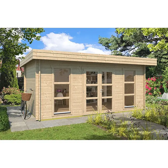 Fjordholz Gartenhaus Oban 44 Farbbehandlung Lichtgrau - Außenmaß inkl. Dachüberstand (B x T): 539 x 359 cm, Holz, Naturbelassen - Helles Gartenbüro aus Holz mit Glastüren und Fenstern, als Arbeitsplatz im Grünen in einer Gartenumgebung.