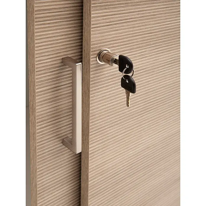 Schildmeyer Metz Schiebetür Schrank - L x B x H: 38,2 x 80,1 x 150 cm, Weiß/Canello - Heller Schrank mit Holzmaserung, silbernem Griff und zwei schwarzen Schlüsseln im Schloss.