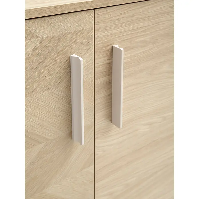 Schildmeyer Arezzo Aktenschrank - L x B x H: 38,2 x 80,1 x 113,4 cm, Eiche/Fischgräte - Heller Holzschrank mit zwei Türen, links mit dezentem Fischgrätmuster und minimalistischen weißen Griffen.