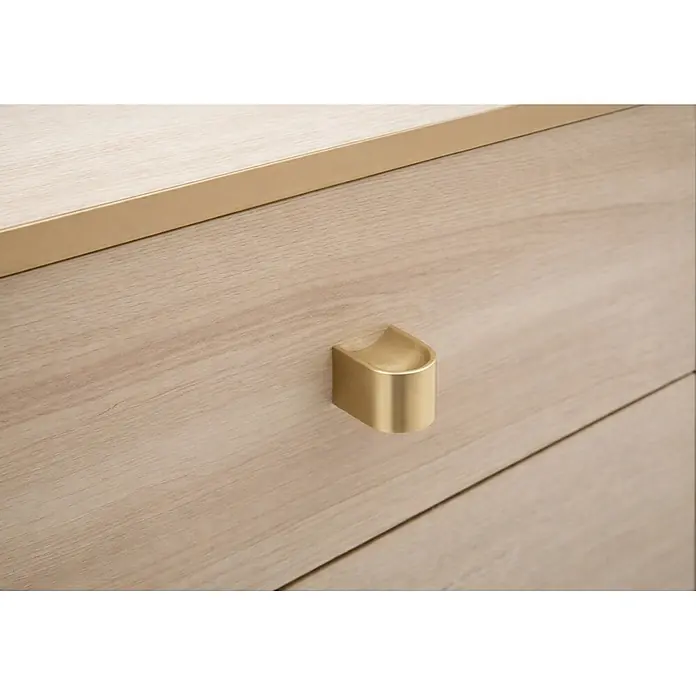 Schildmeyer Highboard - L x B x H: 33 x 60,2 x 104,4 cm, Weißeiche - Messinggriff an einer hellen Holzschublade mit passender Messingleiste.