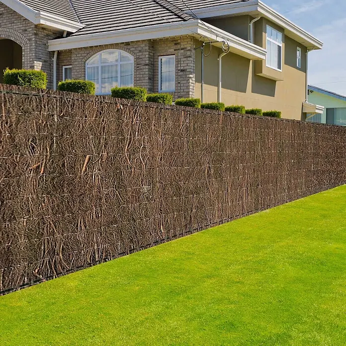 Balkonsichtschutz Heidekrautmatte - 300 x 200 cm, Braun - Brauner Flechtzaun aus Reisig, der als natürlicher Sichtschutz für einen Garten dient.