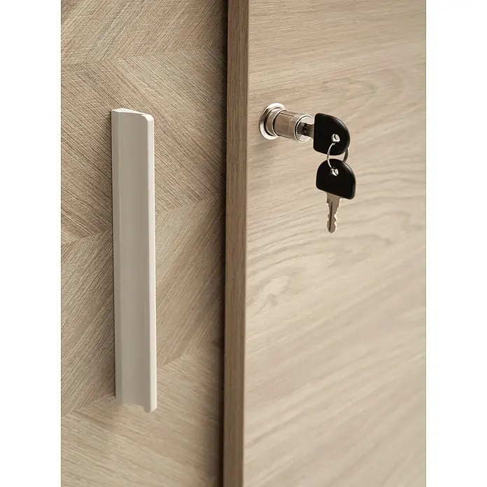 Schildmeyer Arezzo Schiebetür Schrank - L x B x H: 38,2 x 80,1 x 113,4 cm, Eiche/Fischgräte - Helle Schranktür in Holzoptik mit hellem Griff und einem silbernen Schloss mit zwei schwarzen Schlüsseln.