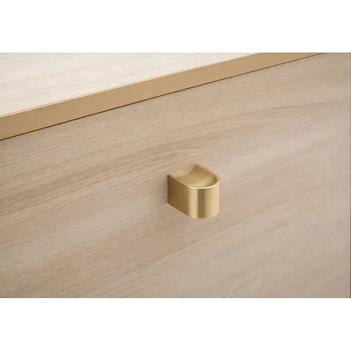 Schildmeyer Schuhschrank - L x B x H: 19,5 x 58,9 x 122 cm, Weißeiche, Anzahl Fächer: 3 Stk. - Goldener halbmondförmiger Schubladengriff auf hellem Holz mit passender Goldleiste.