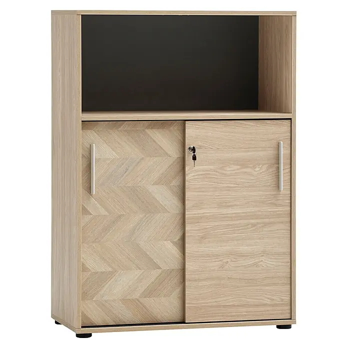 Schildmeyer Arezzo Schiebetür Schrank - L x B x H: 38,2 x 80,1 x 113,4 cm, Eiche/Fischgräte - Heller Holzschrank mit zwei Schiebetüren, einer mit Chevronmuster, und einem offenen dunklen Fach oben. Eine Tür ist abschließbar.
