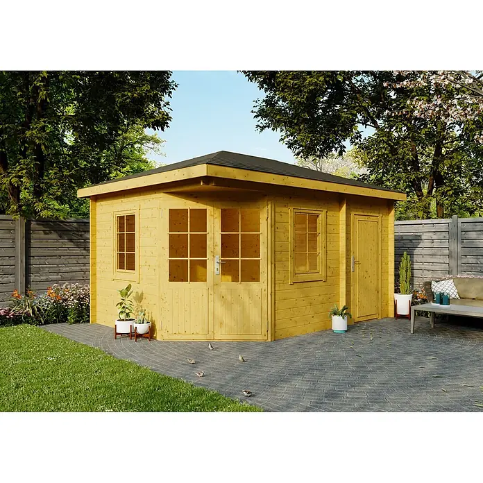 Fjordholz Gartenhaus Evelyn 3D - Außenmaß inkl. Dachüberstand (B x T): 440 x 320 cm, Holz, Naturbelassen - Hellbraunes Holzgartenhaus mit dunklem Dach, Fenstern und Türen, auf einer gepflasterten Terrasse im grünen Garten.