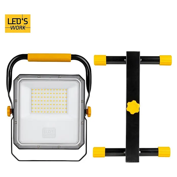 LED's work LED-Strahler mit Steckdose - 50 W, 5.500 lm, 4.000 K, L x B x H: 16,9 x 24,3 x 32,1 cm, IP54 - Schwarze und gelbe LED-Arbeitsleuchte mit Griff und separatem schwarzem und gelbem Ständer.