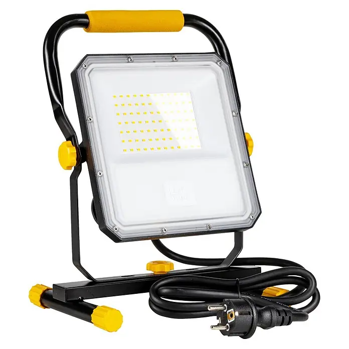 LED's work LED-Strahler mit Steckdose - 50 W, 5.500 lm, 4.000 K, L x B x H: 16,9 x 24,3 x 32,1 cm, IP54 - Tragbarer LED-Arbeitsscheinwerfer mit schwarzem Ständer, gelbem Griff und aufgerolltem Netzkabel.