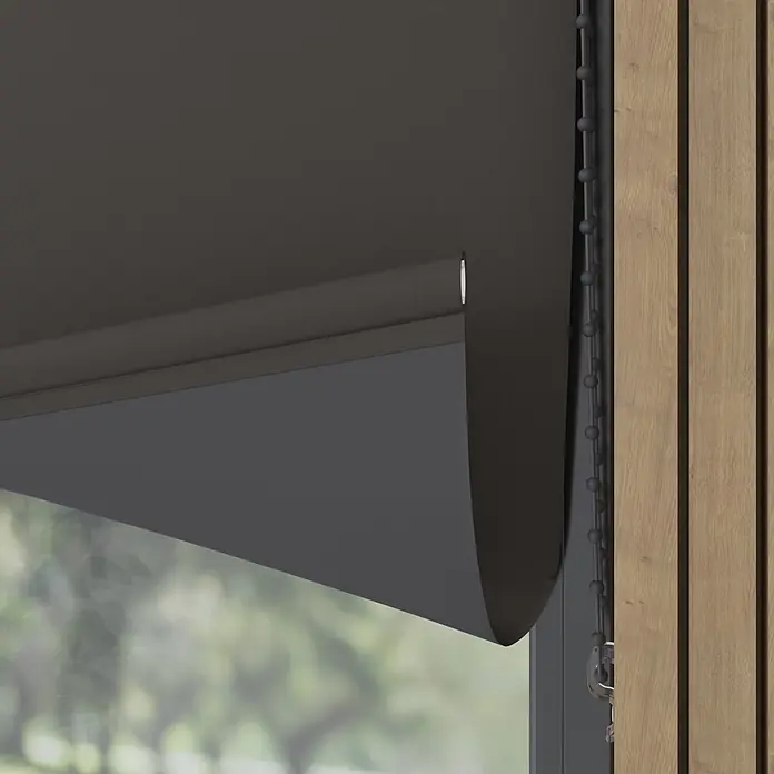 Verdunkelungsrollo - B x H: 130 x 190 cm, Lehm, 100 % Polyester - Dunkelgraues Rollo mit sichtbarer Stoffstruktur, teilweise geöffnet am Fenster neben Holzpaneelen, zeigt die Bedienkette.