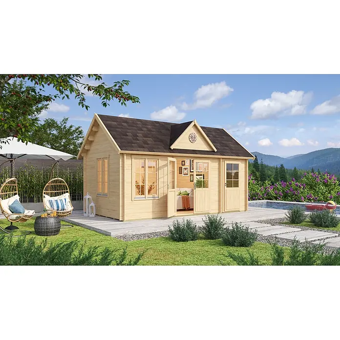 Fjordholz Gartenhaus Teehaus Bradford 70 Farbbehandlung Carbongrau - Außenmaß inkl. Dachüberstand (B x T): 565 x 325 cm, Holz, Naturbelassen - Helles Holzgartenhaus mit dunklem Dach, Fenstern und Tür, in einem üppigen Garten mit Sitzgelegenheiten und Pool.