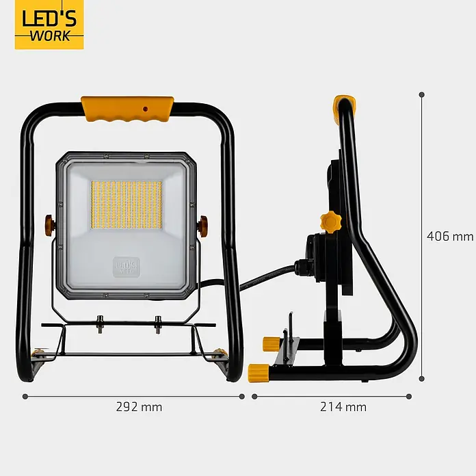 LED's work LED-Strahler mit Steckdose - 50 W, 7.000 lm, 4.000 K, L x B x H: 21,4 x 29,2 x 40,66 cm, IP54 - Schwarze LED-Arbeitsleuchte mit gelben Akzenten auf tragbarem Ständer, Maße: 292x214x406 mm.