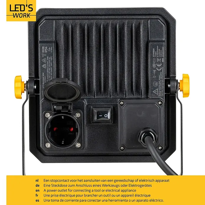 LED's work LED-Strahler mit Steckdose - 50 W, 7.000 lm, 4.000 K, L x B x H: 21,4 x 29,2 x 40,66 cm, IP54 - Schwarze LED-Arbeitsleuchte von hinten mit integrierter Steckdose, Ein-/Ausschalter und angeschlossenem Netzkabel.