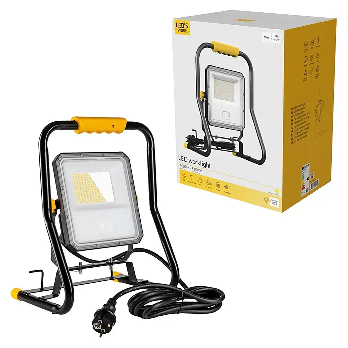 LED's work LED-Strahler mit Steckdose - 50 W, 7.000 lm, 4.000 K, L x B x H: 21,4 x 29,2 x 40,66 cm, IP54 - LED-Arbeitsleuchte mit schwarz-gelbem Gestell, daneben die Produktverpackung.