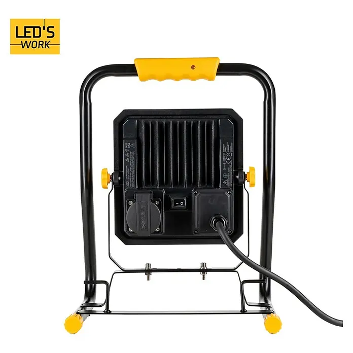 LED's work LED-Strahler mit Steckdose - 50 W, 7.000 lm, 4.000 K, L x B x H: 21,4 x 29,2 x 40,66 cm, IP54 - Schwarzer LED-Arbeitsscheinwerfer mit gelbem Griff und Füßen, mit integrierter Steckdose und Ein-/Ausschalter auf der Rückseite.