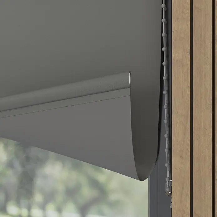 Verdunkelungsrollo - B x H: 130 x 190 cm, Metall, 100 % Polyester - Teilweise heruntergelassenes graues Rollos mit strukturiertem Stoff und Steuerkette neben einem Holzfensterrahmen.