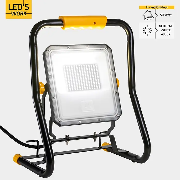 LED's work LED-Strahler mit Steckdose - 50 W, 7.000 lm, 4.000 K, L x B x H: 21,4 x 29,2 x 40,66 cm, IP54 - Schwarz-gelber tragbarer LED-Arbeitsscheinwerfer mit hellem, weißem Panel für den Innen- und Außenbereich.