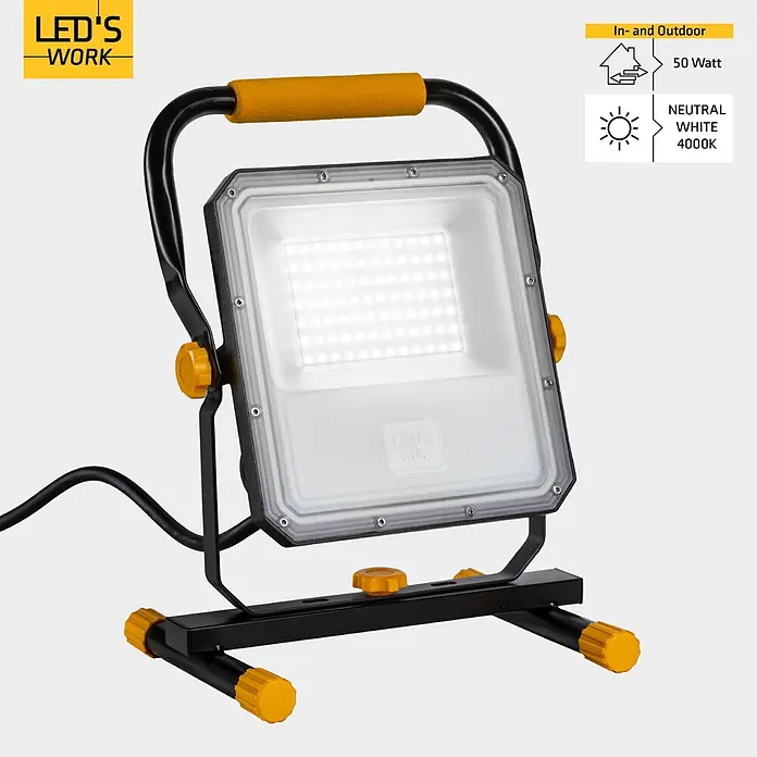 LED's work LED-Strahler mit Steckdose - 50 W, 5.500 lm, 4.000 K, L x B x H: 16,9 x 24,3 x 32,1 cm, IP54 - Schwarze und gelbe LED-Arbeitsleuchte mit stabilem Ständer und Griff, emittiert neutralweißes 4000K Licht.