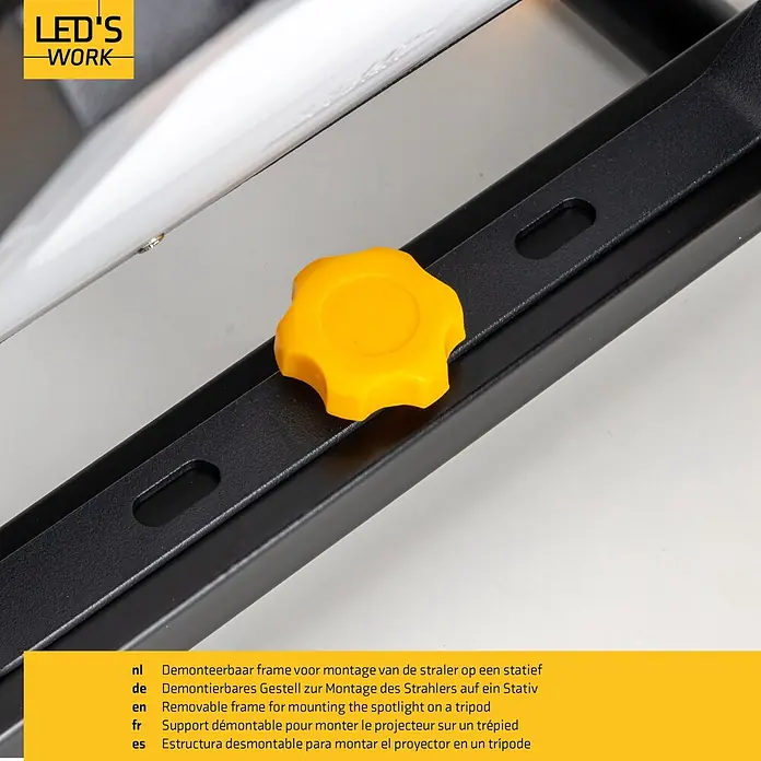 LED's work LED-Strahler mit Steckdose - 50 W, 5.500 lm, 4.000 K, L x B x H: 16,9 x 24,3 x 32,1 cm, IP54 - Schwarzer abnehmbarer Rahmen mit gelbem Sterngriff, zur Befestigung eines Scheinwerfers an einem Stativ.