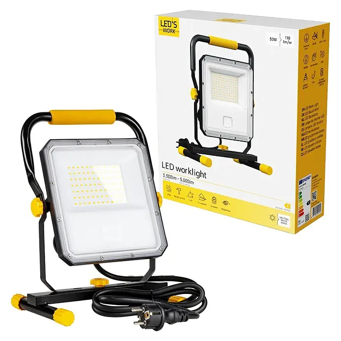 LED's work LED-Strahler mit Steckdose - 50 W, 5.500 lm, 4.000 K, L x B x H: 16,9 x 24,3 x 32,1 cm, IP54 - Schwarze und gelbe LED-Arbeitsleuchte mit stabilem Ständer und Griff, zusammen mit ihrer Produktverpackung.