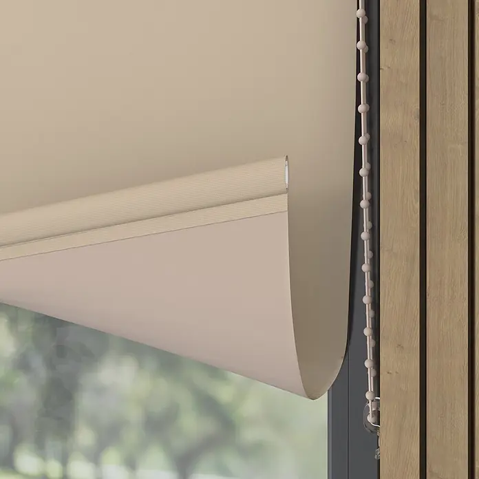 Verdunkelungsrollo - B x H: 230 x 190 cm, Sand, 100 % Polyester - Beigefarbenes strukturiertes Rollo, teilweise abgerollt, mit Perlenkette, im Fensterrahmen.