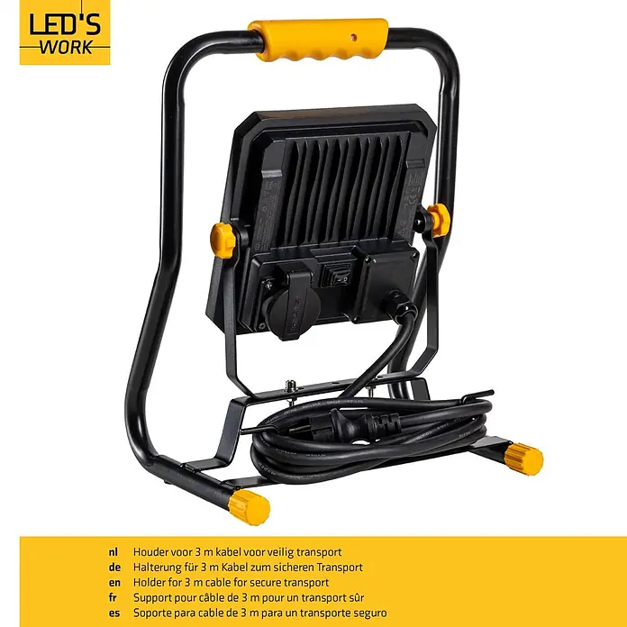 LED's work LED-Strahler mit Steckdose - 50 W, 7.000 lm, 4.000 K, L x B x H: 21,4 x 29,2 x 40,66 cm, IP54 - Schwarzer LED-Arbeitsscheinwerfer mit gelbem Griff, Ständer und integrierter 3m-Kabelhalterung für sicheren Transport.