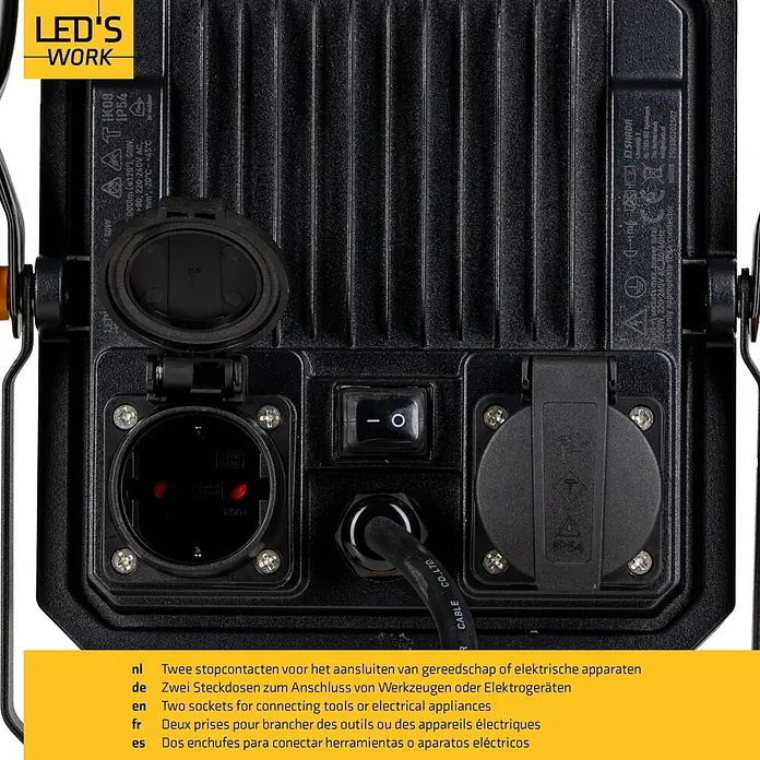 LED's work LED-Strahler mit Steckdose - 50 W, 5.500 lm, 4.000 K, L x B x H: 16,9 x 24,3 x 32,1 cm, IP54 - Schwarzer LED-Baustrahler mit zwei integrierten Steckdosen, Schalter und Stromkabel.