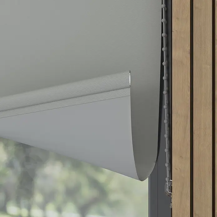 Verdunkelungsrollo - B x H: 200 x 190 cm, Kalkstein, 100 % Polyester - Hellgraues strukturiertes Rollrollo, teilweise vor einem Fenster abgerollt, mit glatterer Innenseite. Perlenkette zur Bedienung neben Holzpaneelen sichtbar.