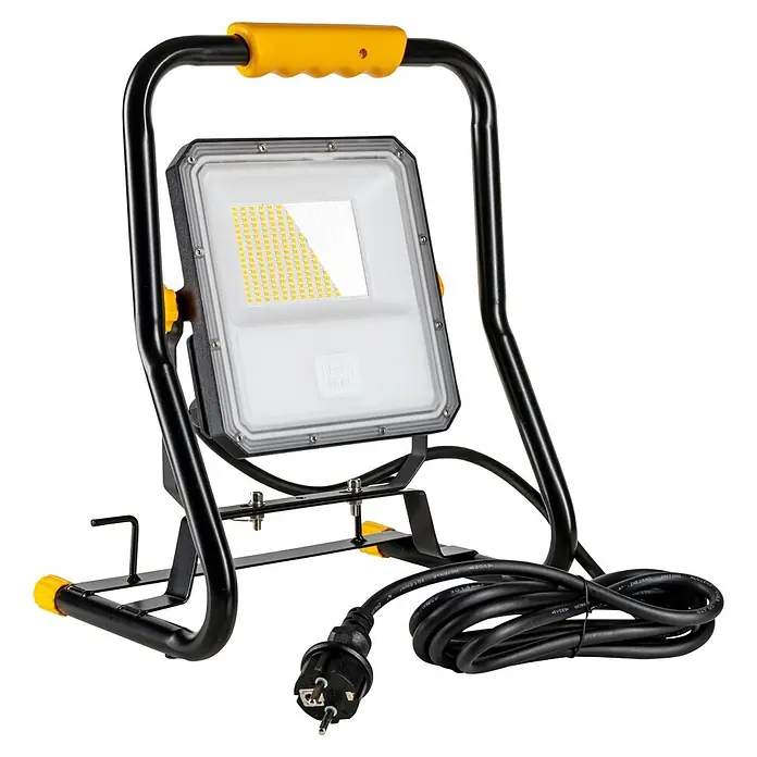LED's work LED-Strahler mit Steckdose - 50 W, 7.000 lm, 4.000 K, L x B x H: 21,4 x 29,2 x 40,66 cm, IP54 - Schwarze und gelbe tragbare LED-Arbeitsleuchte auf Ständer mit Netzkabel und Stecker.