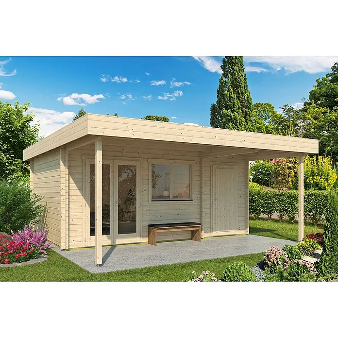 Fjordholz Gartenhaus Kurt 44 C mit Vordach Farbbehandlung Schwedenrot - Außenmaß inkl. Dachüberstand (B x T): 578 x 510 cm, Holz, Naturbelassen - Gartenhaus aus hellem Holz mit Flachdach, Vordach, Glasdoppeltüren, einem Fenster und einer Seitentür, im Garten stehend.