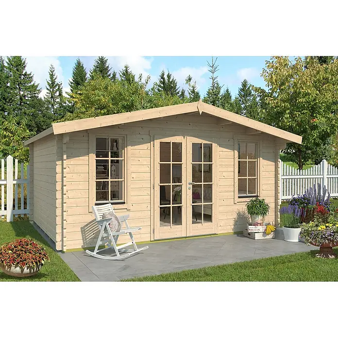Fjordholz Gartenhaus Agnes 44 Farbbehandlung Lichtgrau - Außenmaß inkl. Dachüberstand (B x T): 500 x 400 cm, Holz, Naturbelassen - Helle Gartenhütte aus Naturholz mit Doppeltüren und mehreren Fenstern, auf einer Terrasse in einem üppigen Garten.