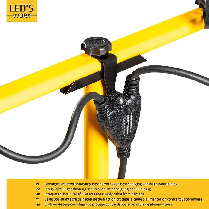 LED's work LED-Baustrahler Stativ - 40 W, 4.800 lm, 4.000 K, 85 x 85 x 186,6 cm, IP65 - Schwarze Zugentlastung mit schwarzem Stromkabel an gelbem Rohr, schützt das Versorgungskabel vor Beschädigung.