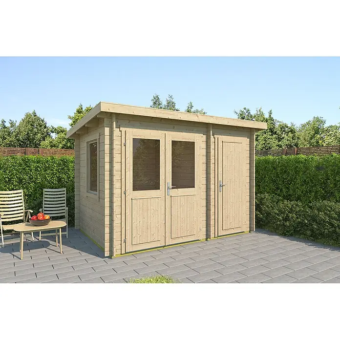 Fjordholz Gartenhaus Carmen 28 Farbbehandlung Carbongrau - Außenmaß inkl. Dachüberstand (B x T): 328 x 210 cm, Holz, Naturbelassen - Helles Holzgartenhaus mit Flachdach, zwei Türen mit Fenstern, einer massiven Tür und einem Seitenfenster, auf einer Terrasse.