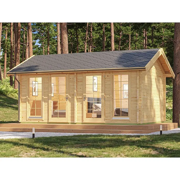 Fjordholz Satteldach Gartenhaus  Antti 70, 20.56 m² Grundfläche -  - Holzblockhütte mit dunklem Schindeldach und Glastüren, auf einer Holzterrasse zwischen Kiefern.