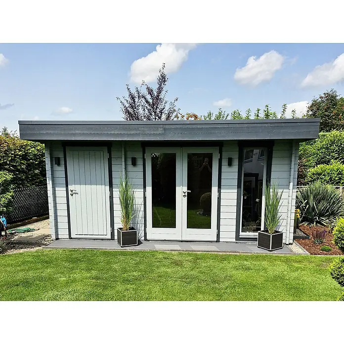 Fjordholz Gartenhaus Theo 44 Grau Imprägnierung - Außenmaß inkl. Dachüberstand (B x T): 500 x 400 cm, Holz, Naturbelassen - Modernes hellgraues Gartenhaus mit flachem dunklem Dach, mit einer Volltür und französischen Fenstertüren.