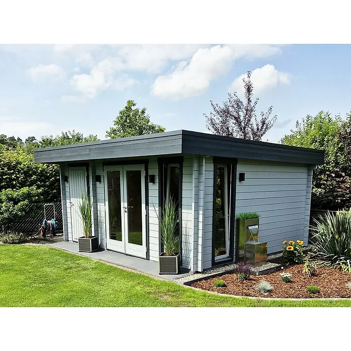 Fjordholz Gartenhaus Theo 44 Grau Imprägnierung - Außenmaß inkl. Dachüberstand (B x T): 500 x 400 cm, Holz, Naturbelassen - Modernes hellgraues Gartenhaus mit dunklem Flachdach und Glastüren, in einem Garten.