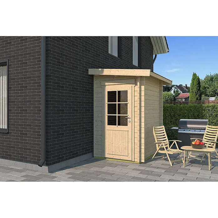 Fjordholz Gartenhaus Pulti 44 A - Außenmaß inkl. Dachüberstand (B x T): 200 x 150 cm, Holz, Naturbelassen - Helles Holzgartenhaus mit Fenstertür, auf einer Terrasse neben einem Haus, mit Gartenmöbeln und Grill.