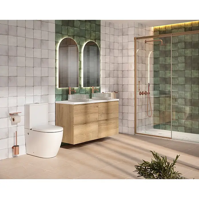 Mueble bajo de lavabo Isa 2 senos - An x Pr x Al: 120 x 44,6 x 54,5 cm, Roble, Apertura con uñero ingletado 45 grados - Baño moderno con paredes de azulejos blancos y verdes, tocador doble de madera, espejos arqueados retroiluminados y accesorios de ducha de oro rosa.